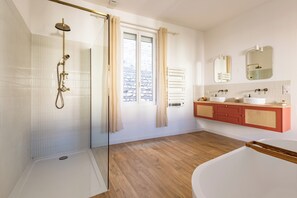 Shower, hair dryer, towels, soap - Warm and authentic town center house (Perpignan)