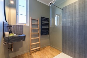 Shower, hair dryer, towels, soap - Warm and authentic town center house (Perpignan)