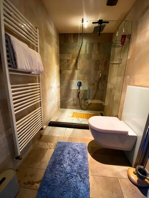 Håndklær og toalettpapir