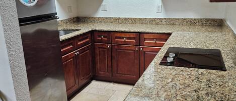 Kühlschrank, Mikrowelle, Herdplatte, Esstisch