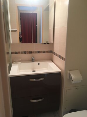 Shower, hair dryer, towels, soap - Apartment Ange Gardien, swimming pool, panoramic sea view in Villefranche sur Mer (Villefranche-sur-Mer)