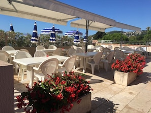 Outdoor dining - Apartment Ange Gardien, swimming pool, panoramic sea view in Villefranche sur Mer (Villefranche-sur-Mer)