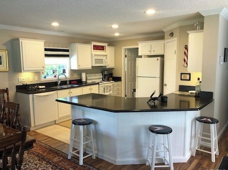 Microwave, oven, stovetop, dishwasher. Affordable Cottage!
