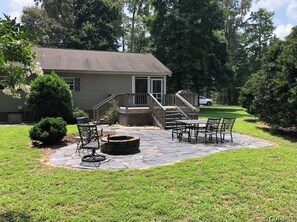 Outdoor dining - Affordable and Comfortable! (Deltaville)