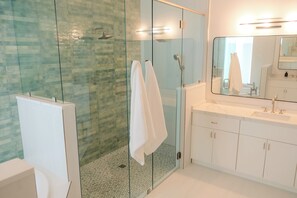 Shower, hair dryer, towels, soap - Pinkie Promise at Blue Mountain Beach. 6 beds, 7 Baths, Beachfront Private Beach (Santa Rosa Beach)
