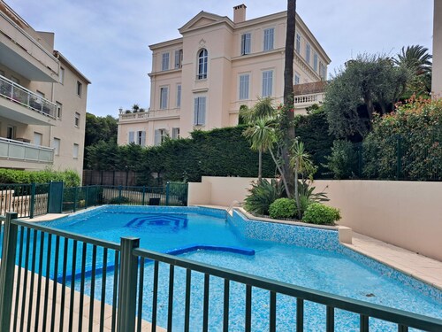 AGENCE HENRI CAMILLE -PASSY 1- beau 2 pièces avec piscine et parking