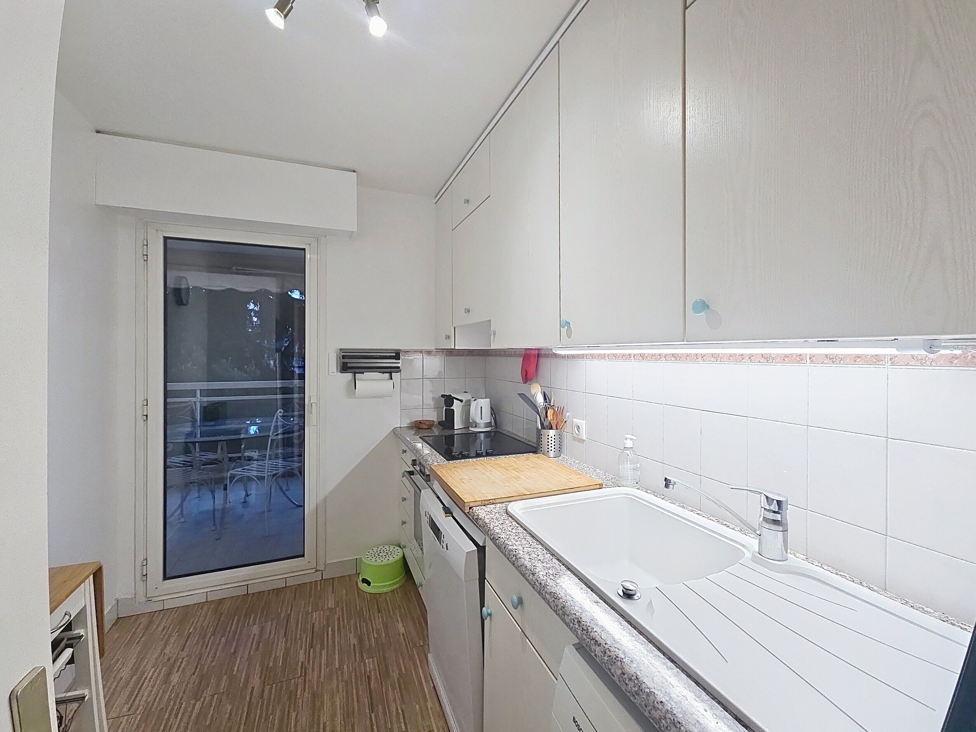 Een koelkast, een oven, een vaatwasser, een koffiezetapparaat/waterkoker