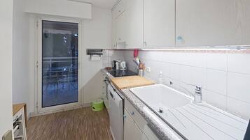 Een koelkast, een oven, een vaatwasser, een koffiezetapparaat/waterkoker