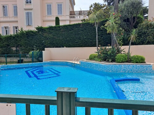 AGENCE HENRI CAMILLE -PASSY 1- beau 2 pièces avec piscine et parking