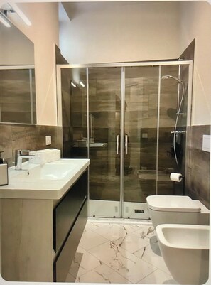 Een douche, een haardroger, een bidet, handdoeken