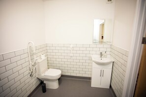 Dusj, hårføner, håndklær og såpe