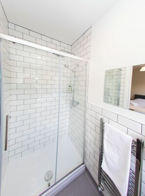 Shower, hair dryer, towels, soap - Queen-bed double room with desk, wifi & TV in friendly 1852 pub and 4-star B&B. (Mountain Ash)