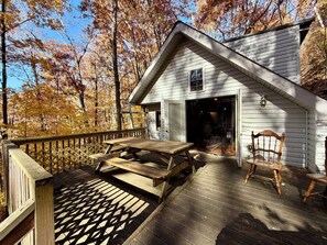 Outdoor dining - Hidden Rustic cottage in charming Clyde perfect for relaxing getaway (Clyde)