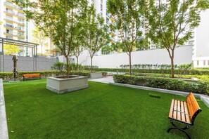 Property grounds - Stylish Apartment with Pool & City Views in Dubai (Dubai)