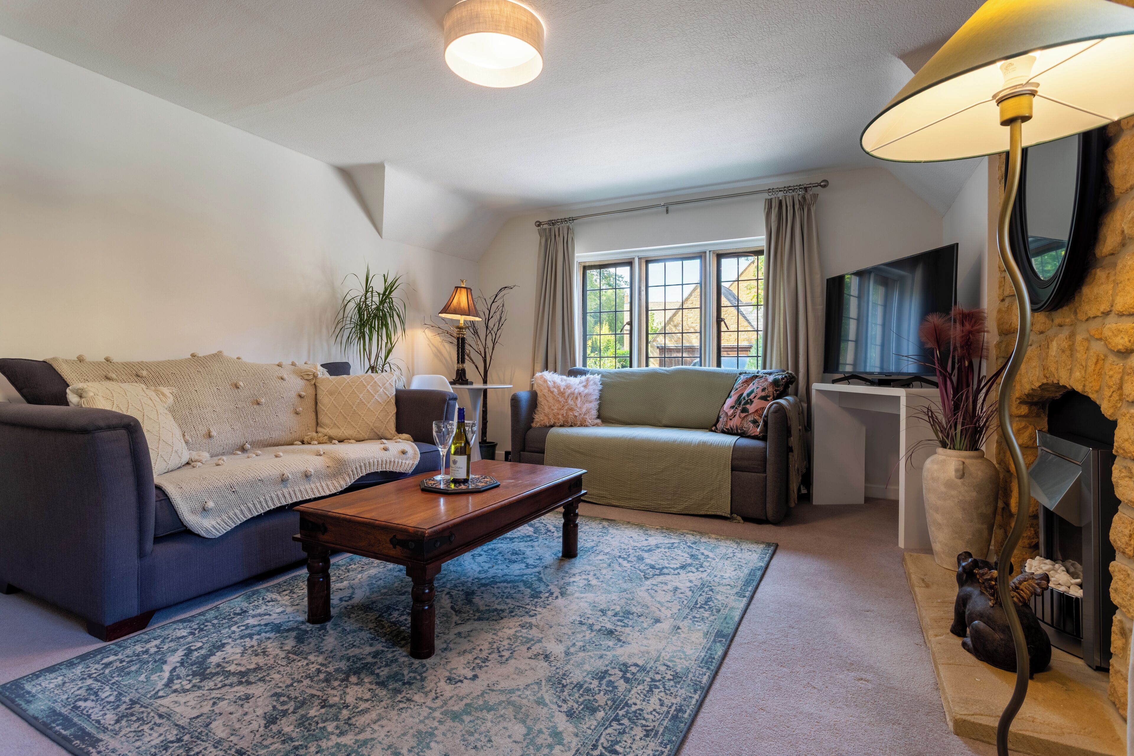 Authentic & Stylish Gem In The Heart Of Chipping Campden: Toys, Books, Workspace - Broadway