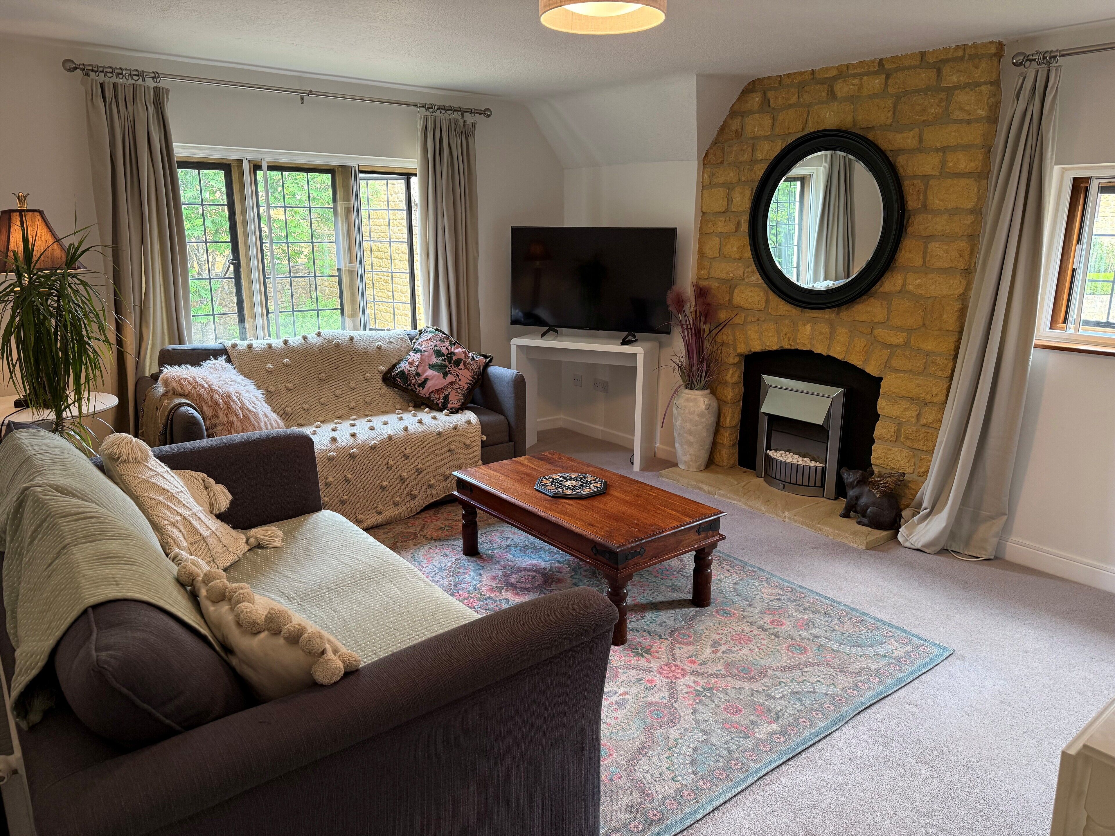 Smart TV, chimenea, libros y monitor de computadora 