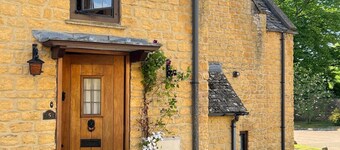 Authentic & Stylish Gem in the Heart of Chipping Campden: Toys, Books, Workspace