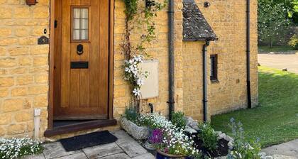 Authentic & Stylish Gem in the Heart of Chipping Campden: Toys, Books, Workspace