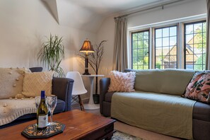 Smart TV, fireplace, books, computer monitors - Authentic & Stylish Gem in the Heart of Chipping Campden: Toys, Books, Workspace (Chipping Campden)