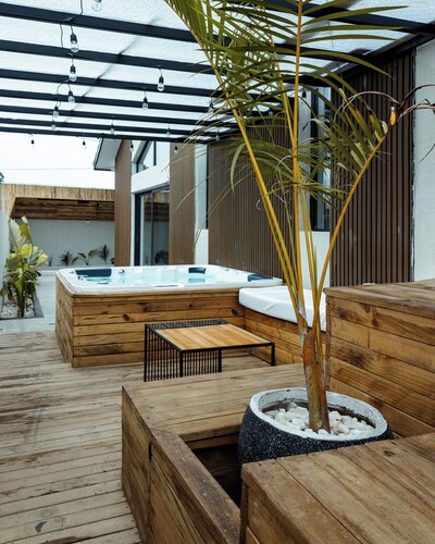 Spacious 4BR Luxury Chalet with Jacuzzi, Courtyards & Fireplace