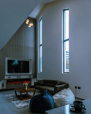 Living area - Spacious 4BR Luxury Chalet with Jacuzzi, Courtyards & Fireplace (Musanze)