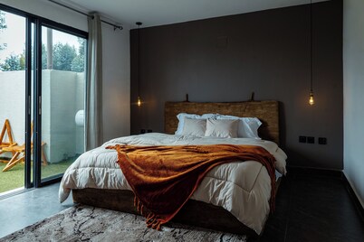 Spacious 4BR Luxury Chalet with Jacuzzi, Courtyards & Fireplace