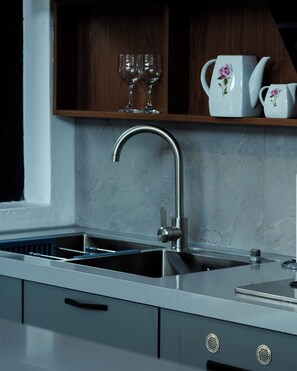 Private kitchen - Spacious 4BR Luxury Chalet with Jacuzzi, Courtyards & Fireplace (Musanze)