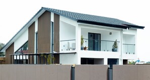 Exterior - Spacious 4BR Luxury Chalet with Jacuzzi, Courtyards & Fireplace (Musanze)