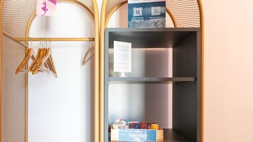 Habitación doble | Caja fuerte, escritorio, wifi gratis