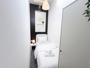 Economy Single Room, Balcony - The Junction Partition Room in Tecom (Dubai)