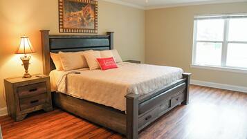 4 bedrooms, iron/ironing board, WiFi, bed sheets
