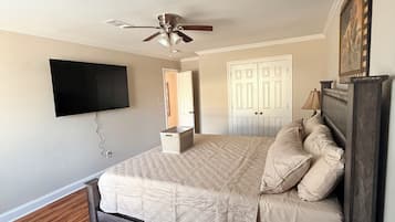 Tabla de planchar con plancha, wifi, ropa de cama