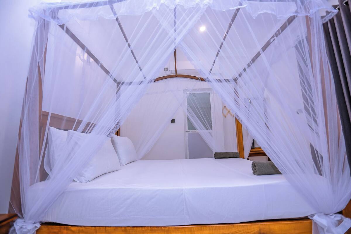 Deluxe-herbergi með tvíbreiðu rúmi - útsýni yfir garð | Skrifborð, vinnuaðstaða fyrir fartölvur, ókeypis þráðlaus nettenging
