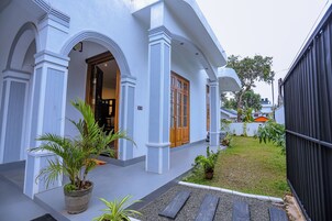 Fachada de la propiedad