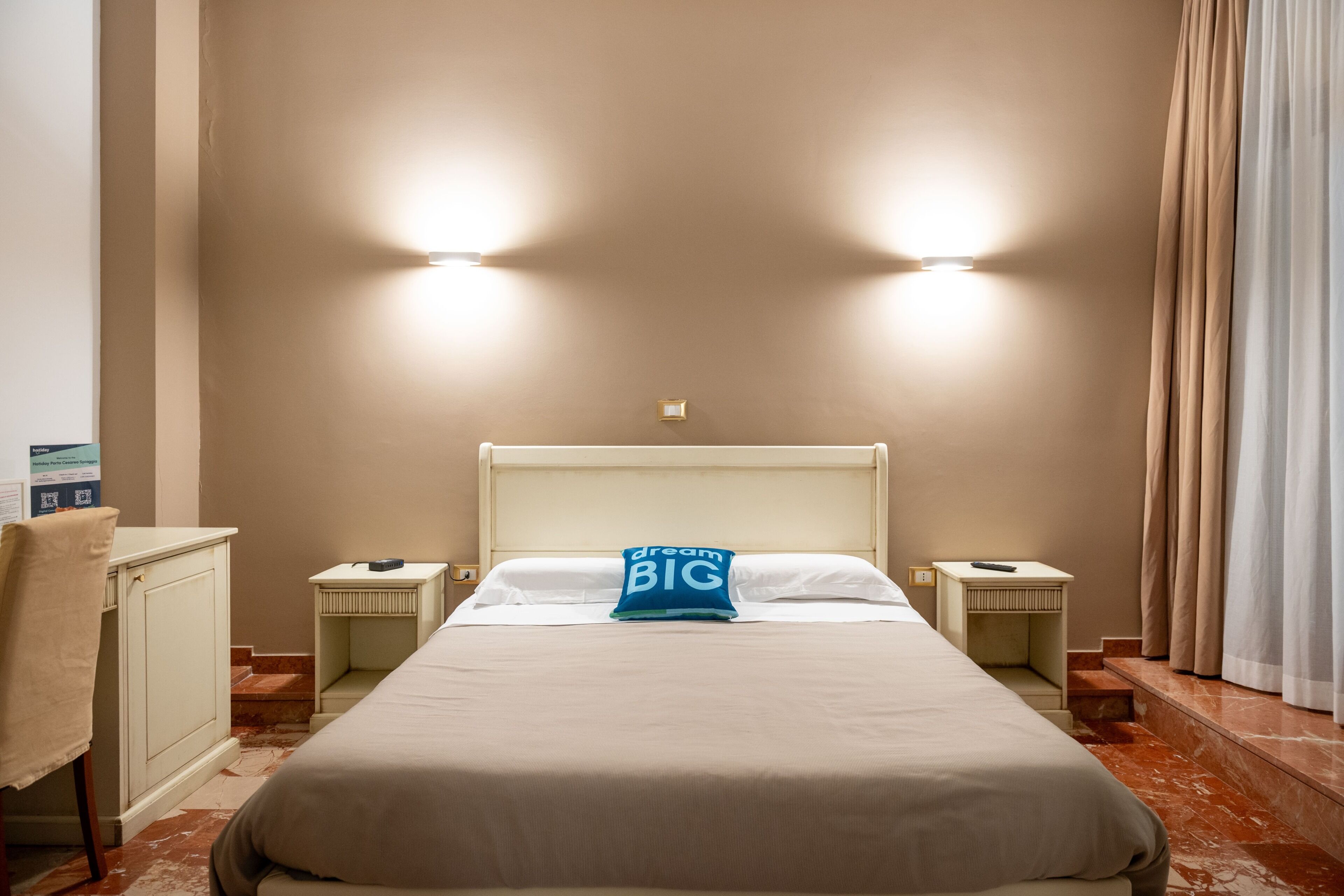 Minibar, caja de seguridad en la habitación, wifi gratis y ropa de cama 