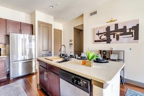 Microondas, horno, placa de cocina, lavavajillas