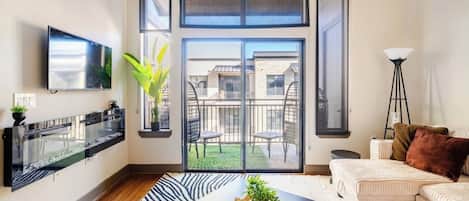 Televisión y chimenea