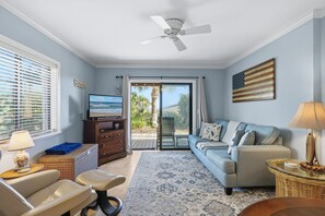 ハウス キングベッド 1 台ソファーベッド付き (Sea Dunes Nautilus B7-B) | リビング エリア