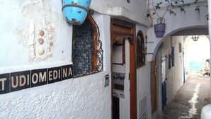 A narrow street with a building labeled "UTIOMEDINA" and a blue hanging planter. - Studio M - Tiny house kesbah de tanger (Tanger)