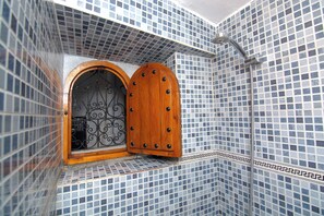 Asciugacapelli, asciugamani, sapone, carta igienica
