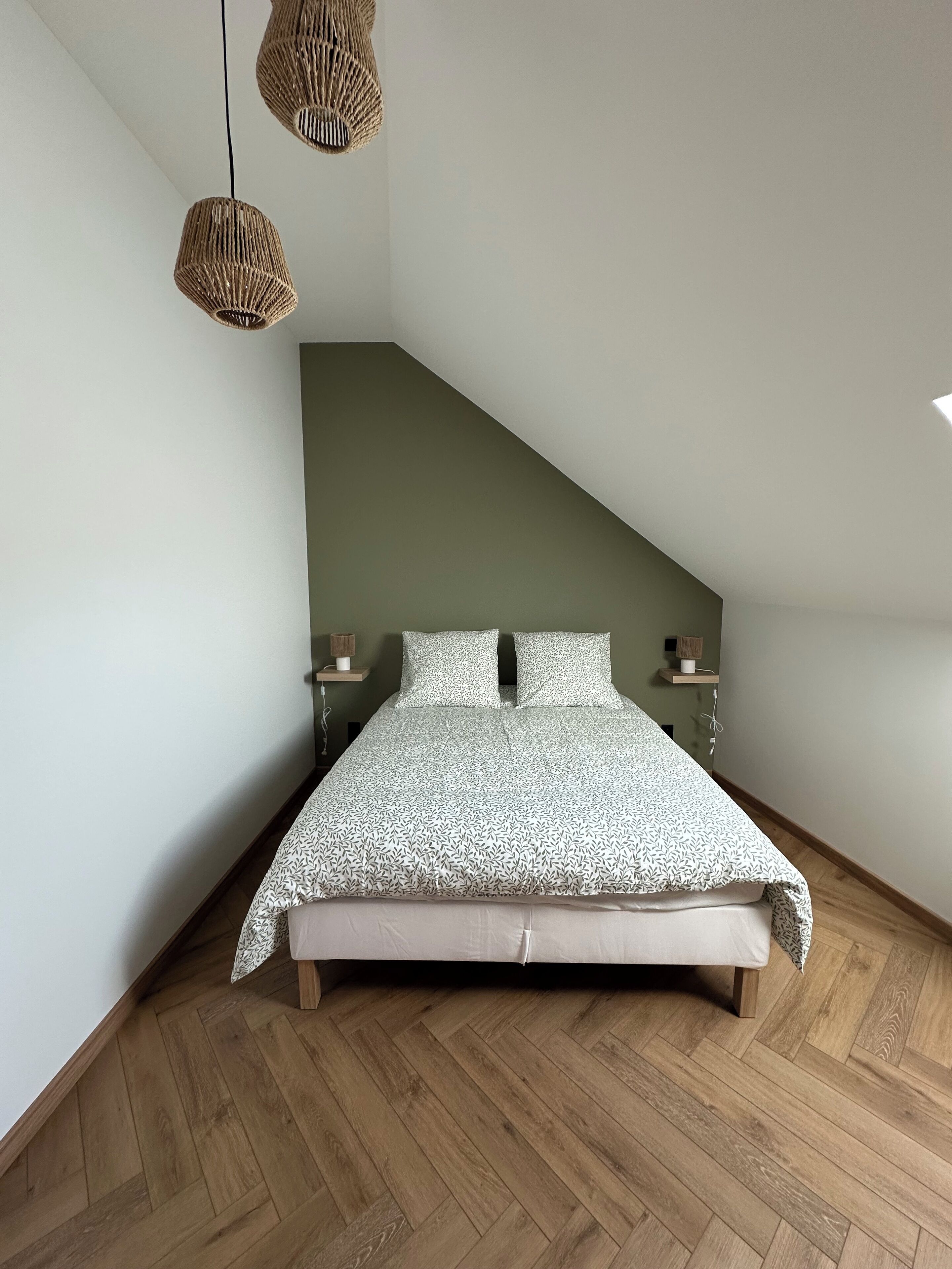 6 bedrooms, travel crib, free WiFi, bed sheets