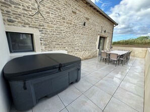 Outdoor dining - Gite sleeps 14 with private pool and spa, games room (Bellenot-sous-Pouilly)
