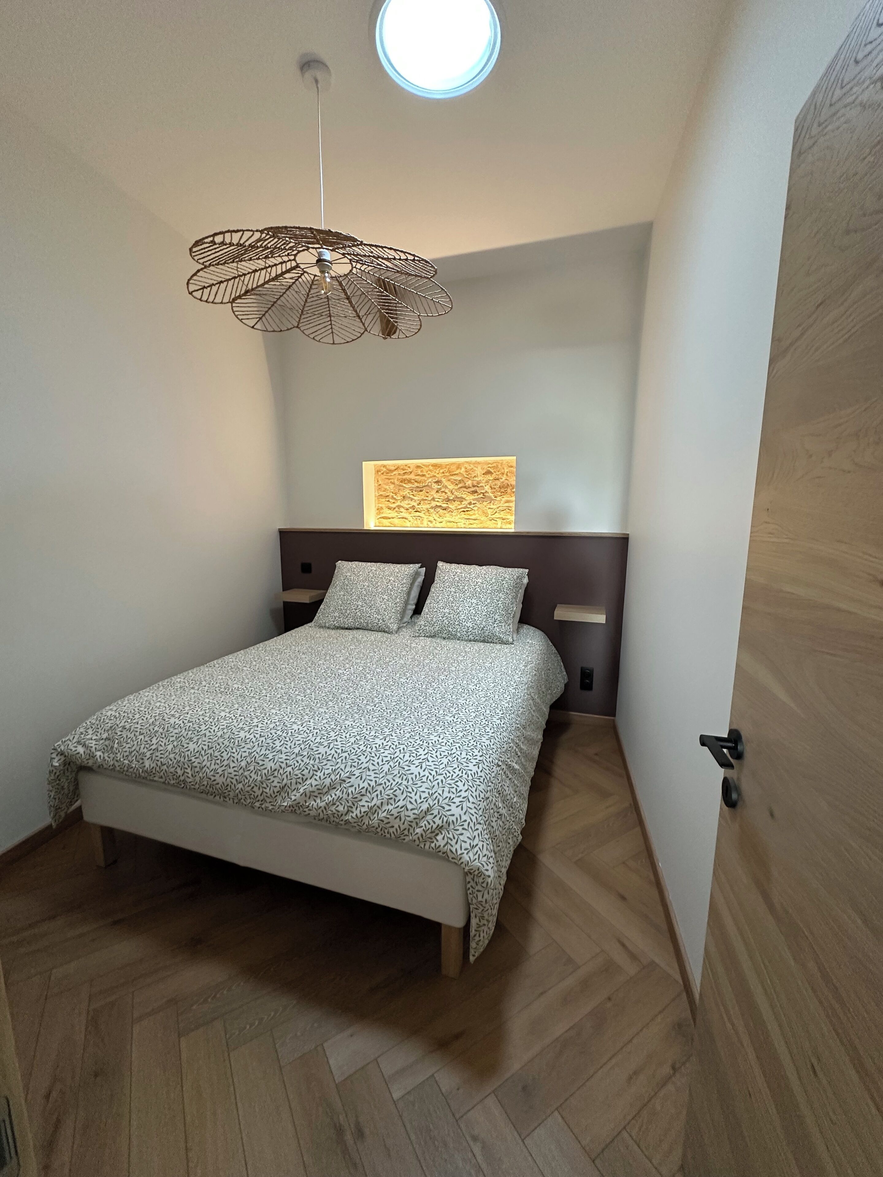 6 bedrooms, travel crib, free WiFi, bed sheets