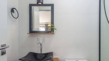 Basic Apartment | Bathroom