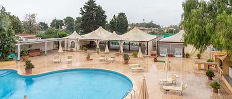 Una piscina al aire libre de temporada