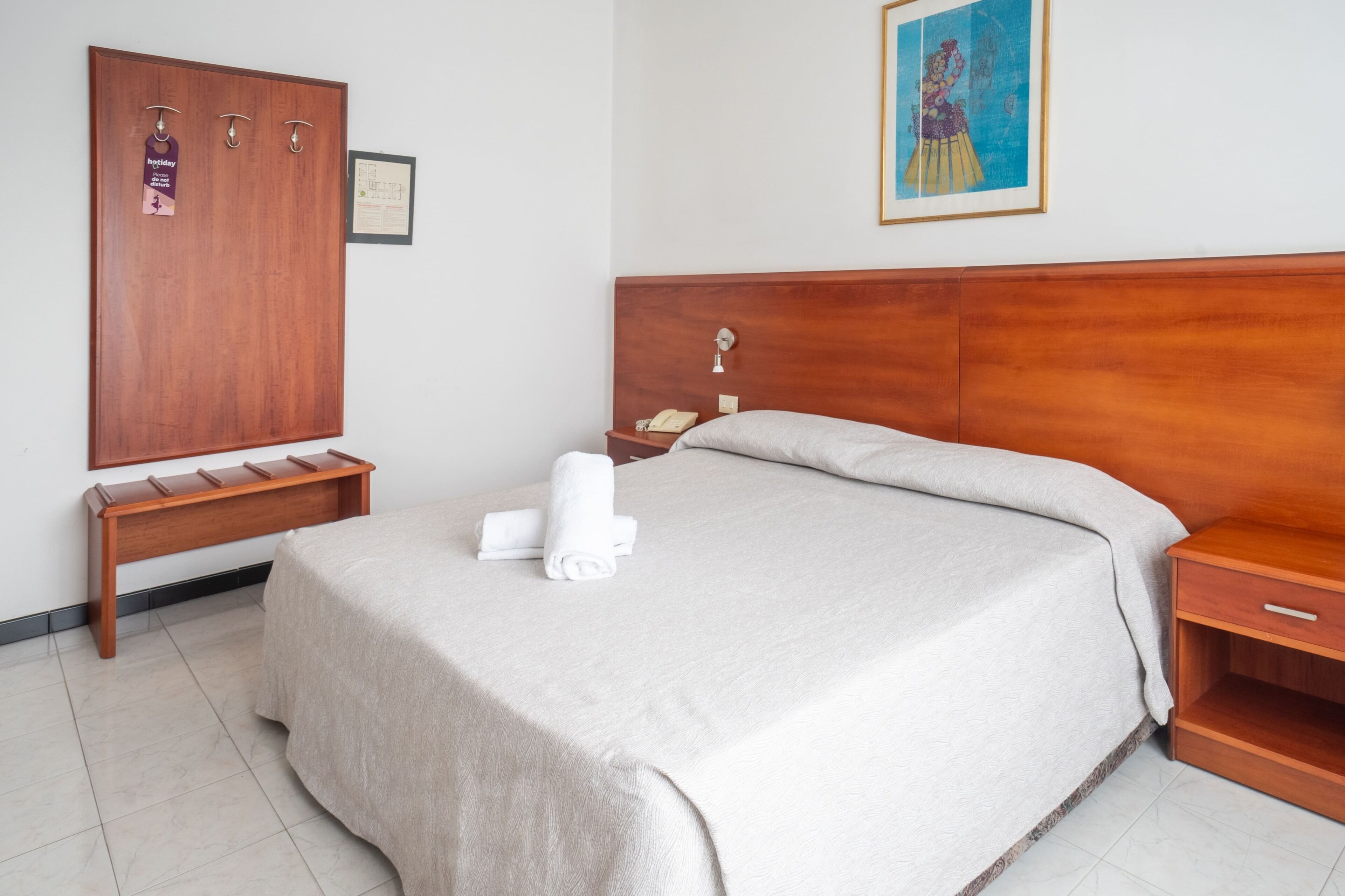 Standaard tweepersoonskamer | Een minibar, een kluis op de kamer, een bureau, gratis wifi
