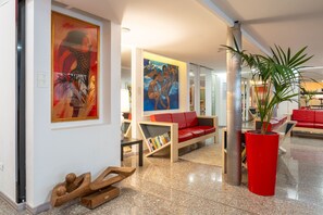 Lobby sitting area - Hotiday Cagliari Sant'Elena (Quartu Sant'Elena)