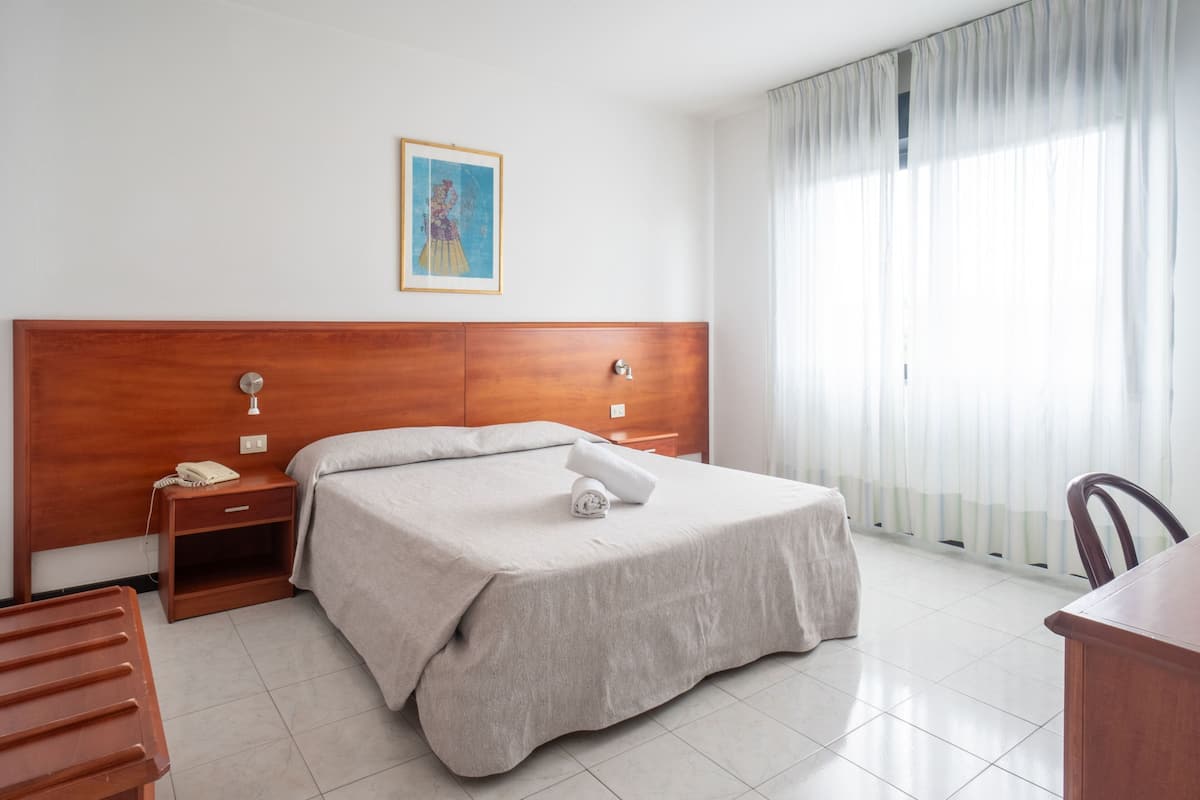 Minibar, in-room safe, desk, free WiFi