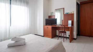 Habitación doble, vista al mar | Minibar, caja de seguridad en la habitación, escritorio y wifi gratis