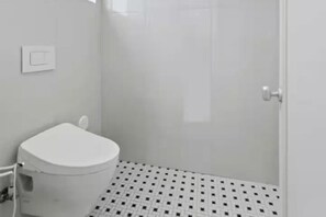Bidet, towels, toilet paper - Seaglass Retreat! Pool Escape, Walk to Beach + DT Lauderdale by the Sea (Lauderdale-by-the-Sea)